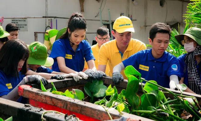 Một ngày làm sạch môi trường cùng Á hậu Hoàng Thùy